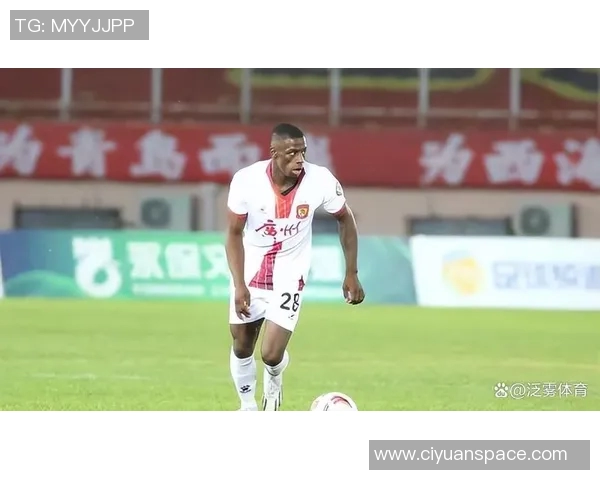 笑容迷人足球明星的魅力与成就探秘之旅