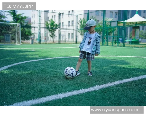 足球明星滑草皮新玩法保护膝盖运动安全新趋势